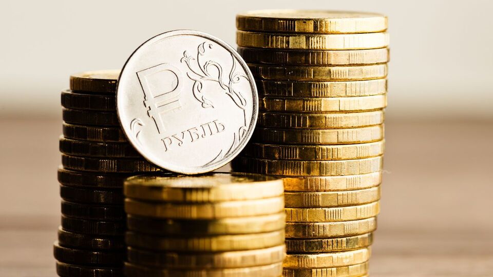 Рубль подешевел к доллару и евро