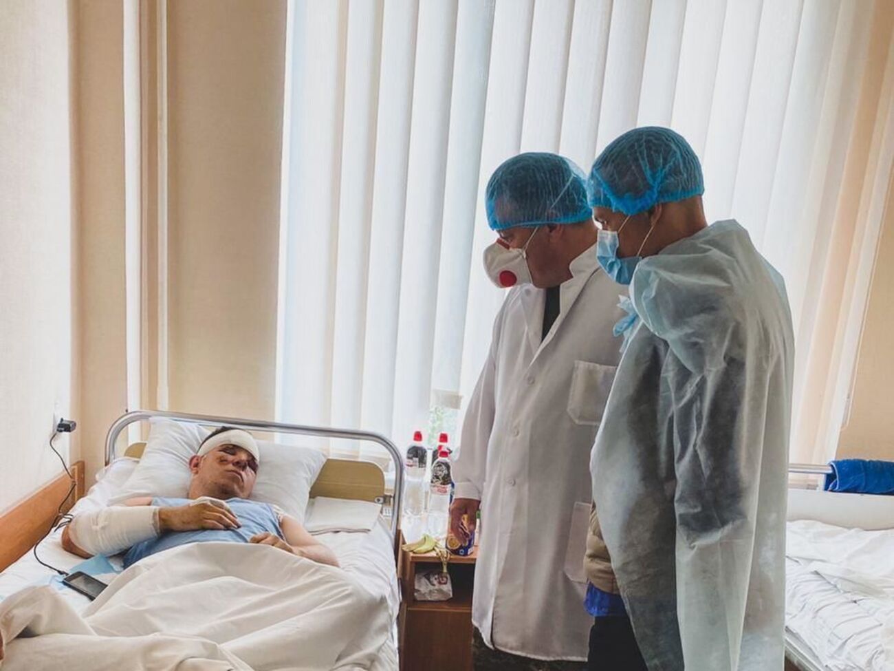 Злочевского (слева) прикрыли от огня обломки фюзеляжа