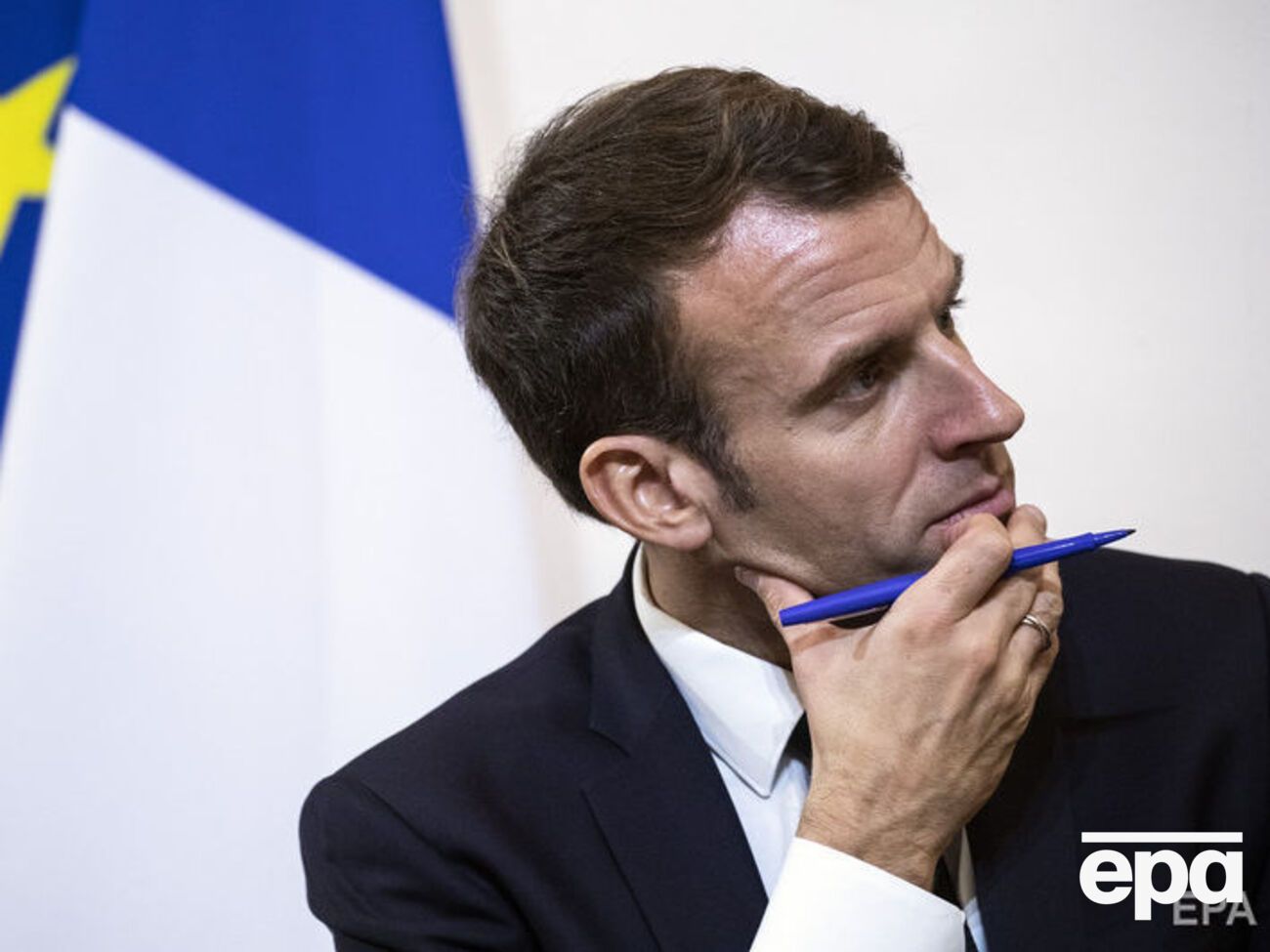 Лукашенко заявив, що Макрону (на фото) потрібно "менше дивитися по сторонах"