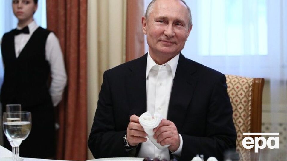 Путін (на фото) говорив про Навального з Макроном