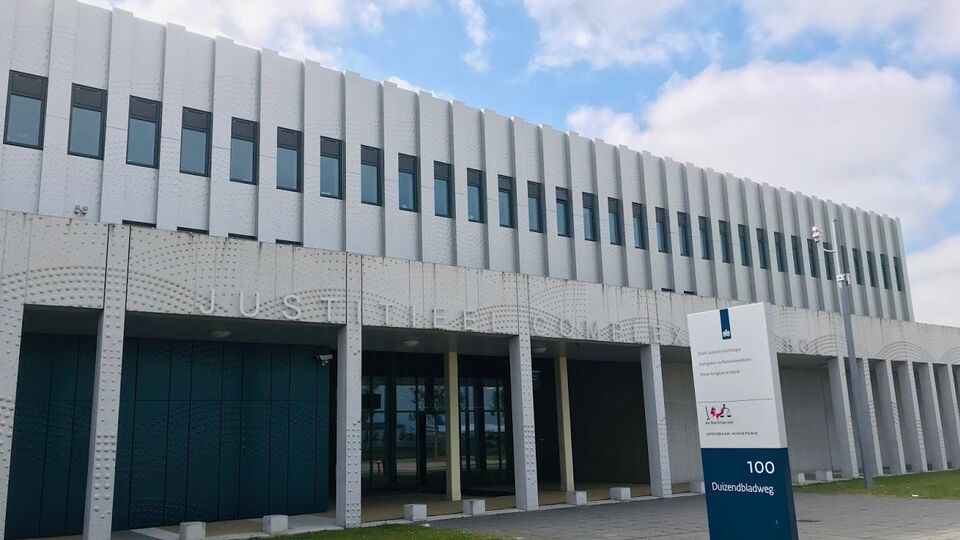 Слухання проводять у судовому комплексі Схіпгол