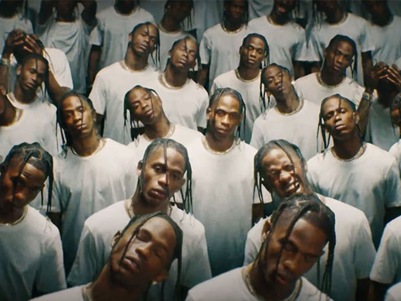 Режиссером ролика является Трэвис Скотт