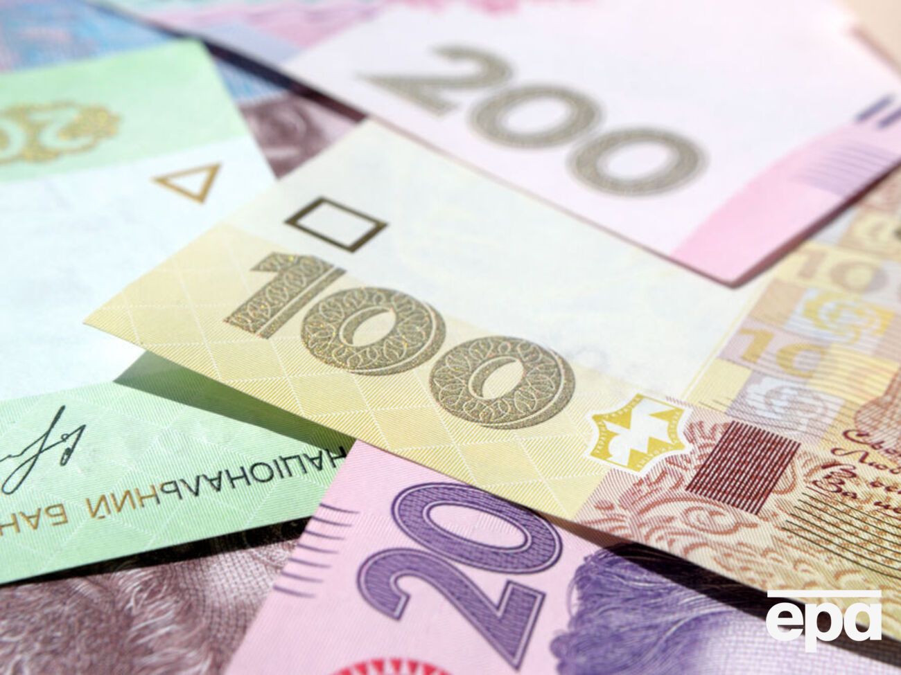 Наклейки "Большая стройка" продали за 7650 гривен