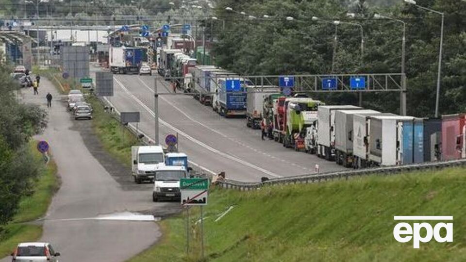 Іноземці знову можуть в'їжджати до України