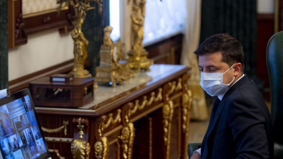 Зеленский заявил, что Министерство здравоохранения должно держать под контролем вопрос доплат украинским медикам