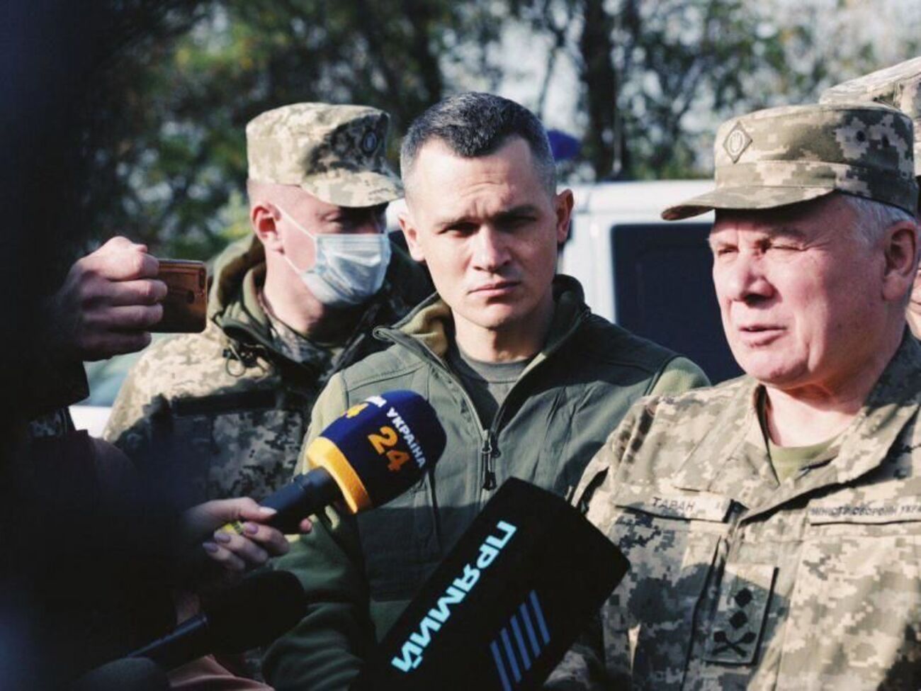 Кучер (у центрі): Наразі&nbsp;проводяться експертизи ДНК тіл загиблих, прощання із 25 курсантами й офіцерами неможливе