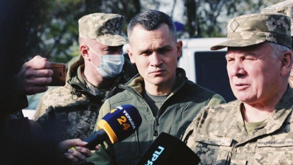 Кучер (у центрі): Наразі проводяться експертизи ДНК тіл загиблих, прощання із 25 курсантами й офіцерами неможливе
