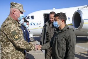 В этом году Зеленский совершил семь визитов в другие страны и 23 рабочие поездки по Украине