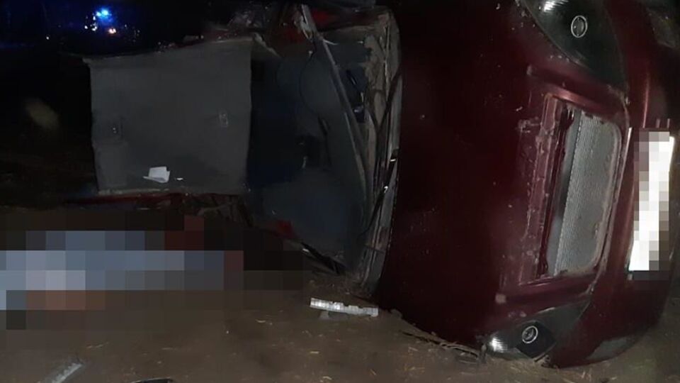 В опрокинувшейся машине было пять человек