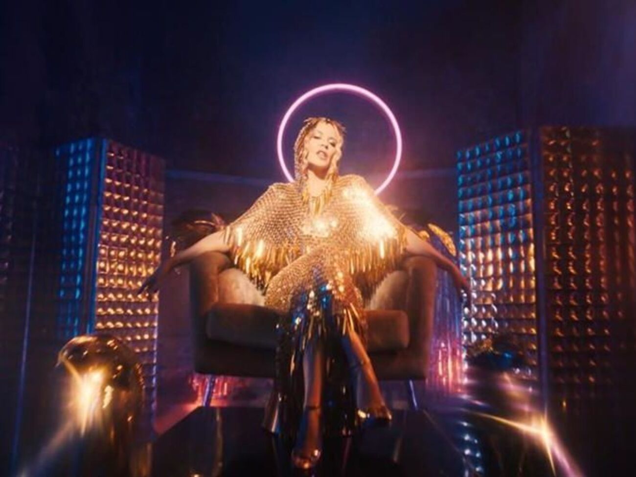 В одному з епізодів Міноуг з'являється з імпровізованим німбом над головою