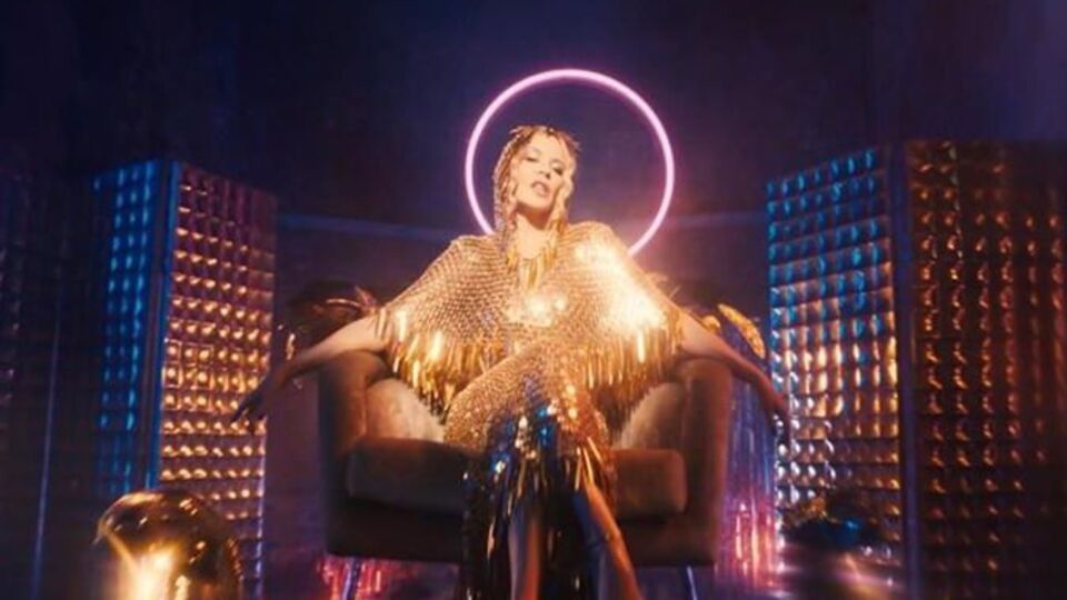 В одном из эпизодов Миноуг появляется с импровизированным нимбом над головой