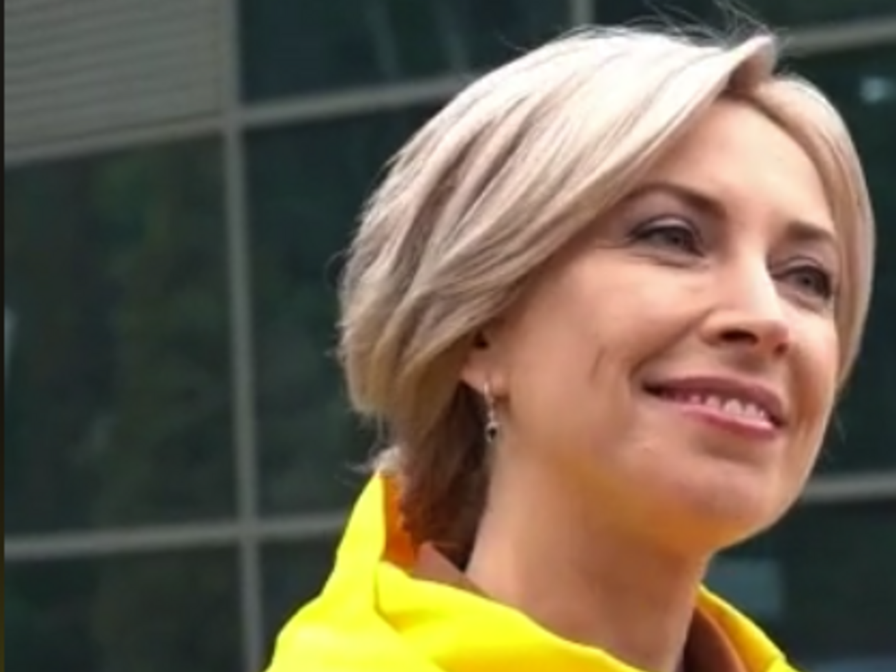 За сценарієм Верещук вдається домогтися свого і змусити чоловіка викинути сміття в урну