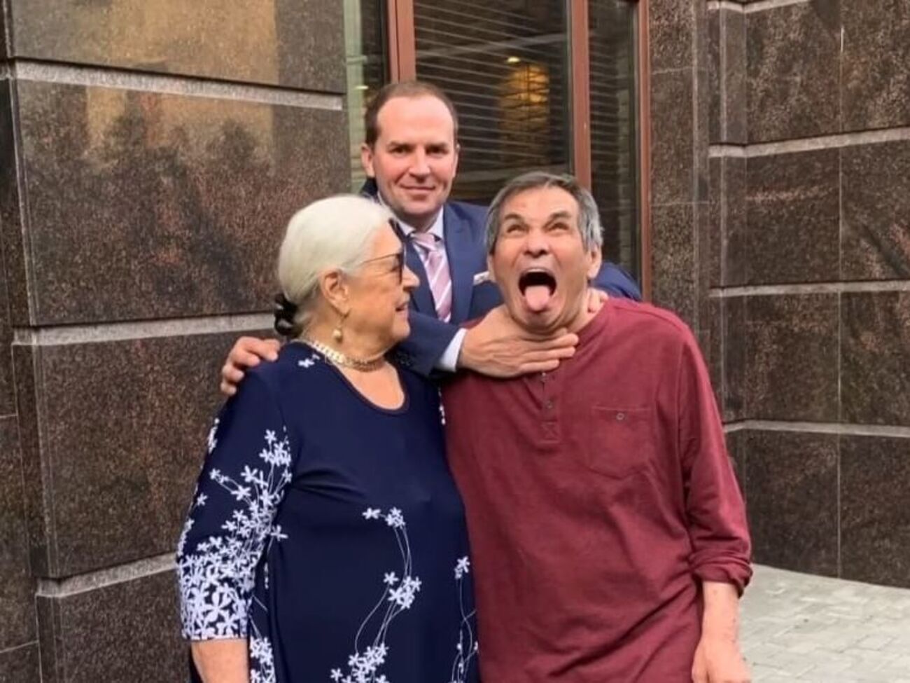 Жорин (в центре): "Король последовательности" отказался расторгать брак с Федосеевой-Шукшиной (на фото слева). Алибасов на фото &ndash; справа от Жорина