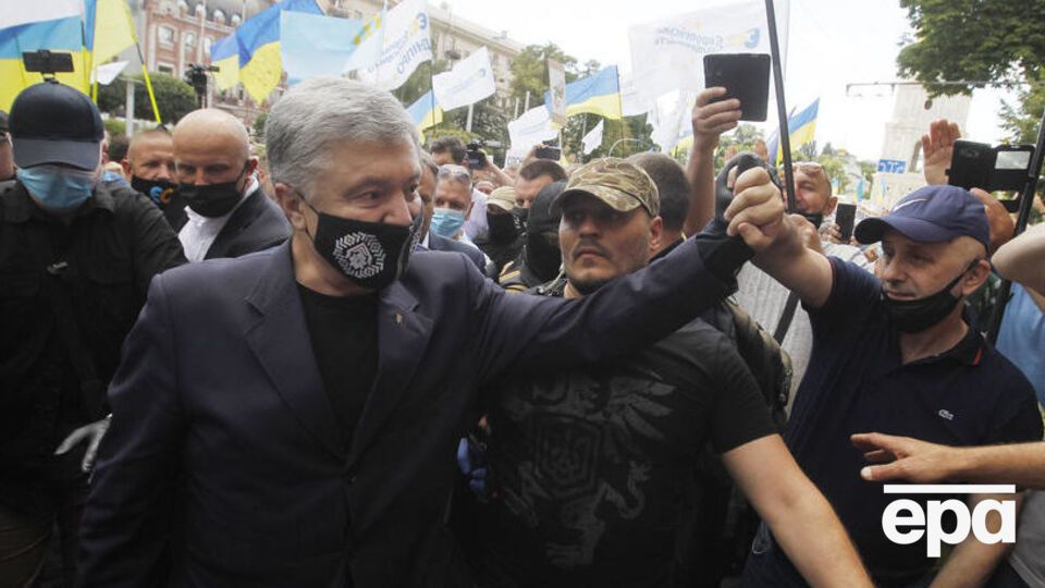 По словам экс-президента, он привык переносить болезни на ногах