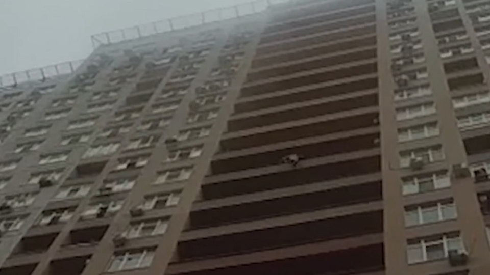 Жінка висіла над землею, поки її не вдалося затягнути на балкон