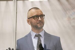 Антоненко задержали 12 декабря 2019 года, отправили под арест 14 декабря, с тех пор меру пресечения суд ему постоянно продлевает