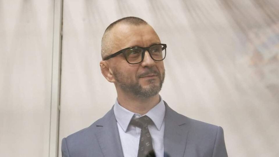 Антоненко задержали 12 декабря 2019 года, отправили под арест 14 декабря, с тех пор меру пресечения суд ему постоянно продлевает