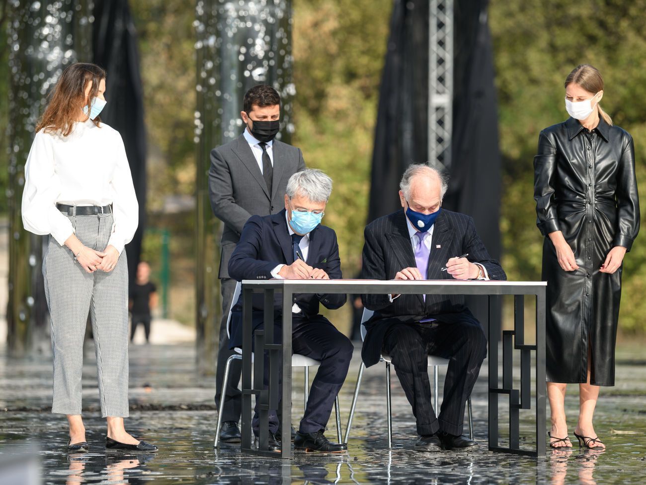 Подписание меморандума состоялось после церемонии почтения памяти жертв