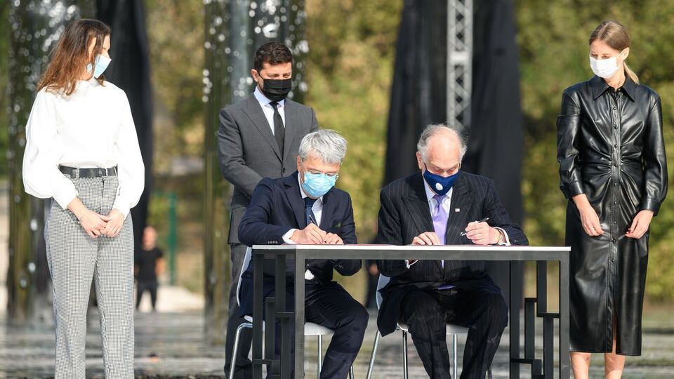 Підписання меморандуму відбулося після церемонії вшанування пам'яті жертв