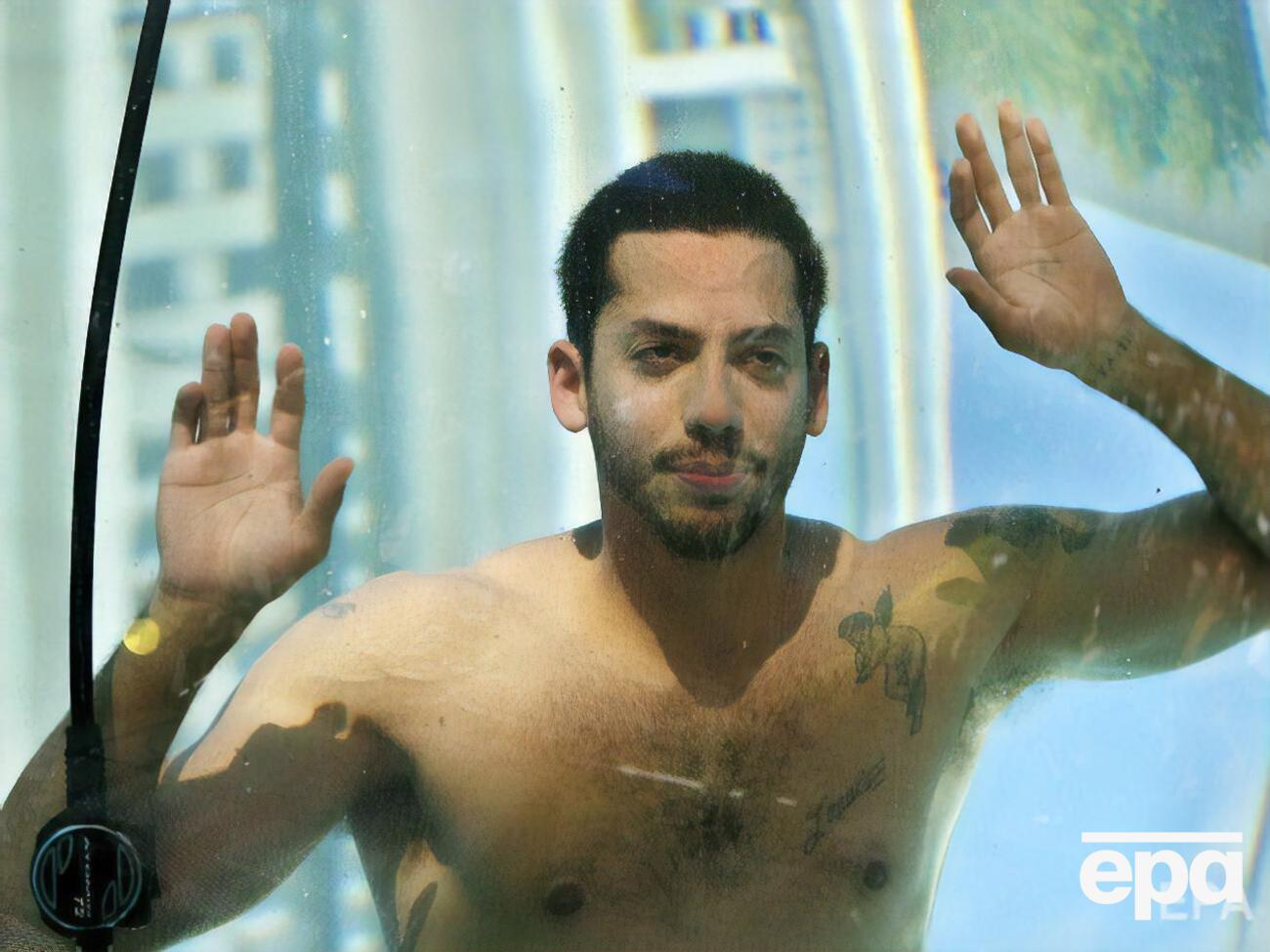 Чтобы подняться в воздух, иллюзионисту понадобилось 54 гигантских шара, наполненных гелием