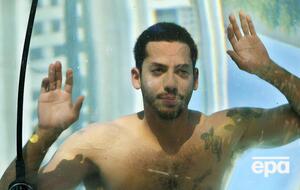 Чтобы подняться в воздух, иллюзионисту понадобилось 54 гигантских шара, наполненных гелием