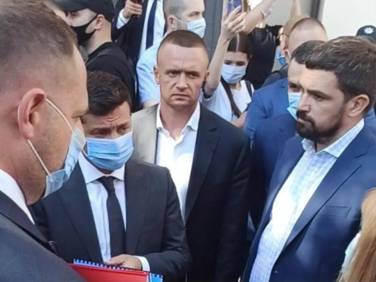 За інформацією журналістів, глава держави пообіцяв розібратися із ситуацією