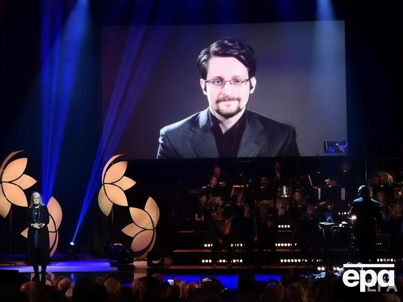 Сноуден скрывается от американского правосудия в России