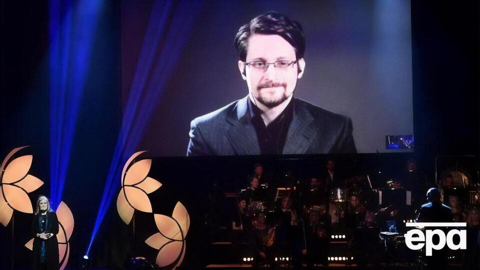 Сноуден переховується від американського правосуддя в Росії