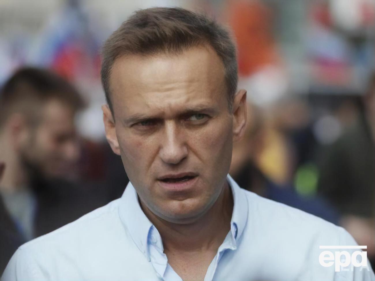 Навального отравили в конце августа, он остается в тяжелом состоянии