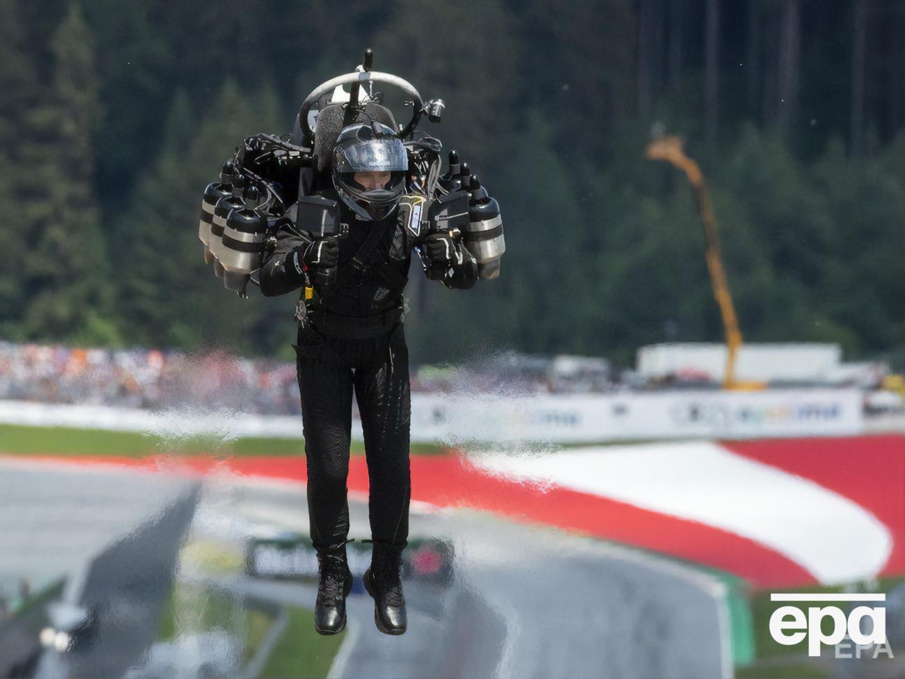 По словам пилотов, мужчина находился на высоте 900 метров на землей