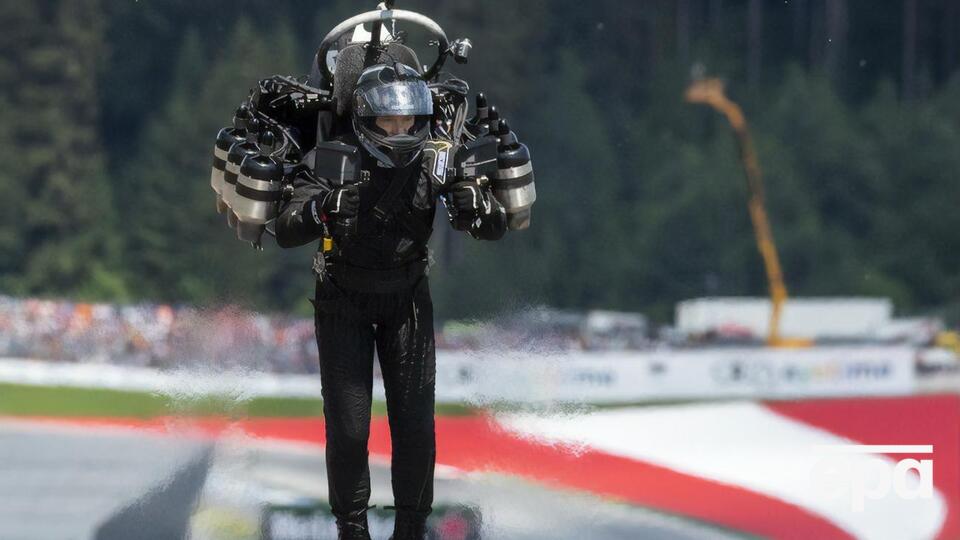 По словам пилотов, мужчина находился на высоте 900 метров на землей