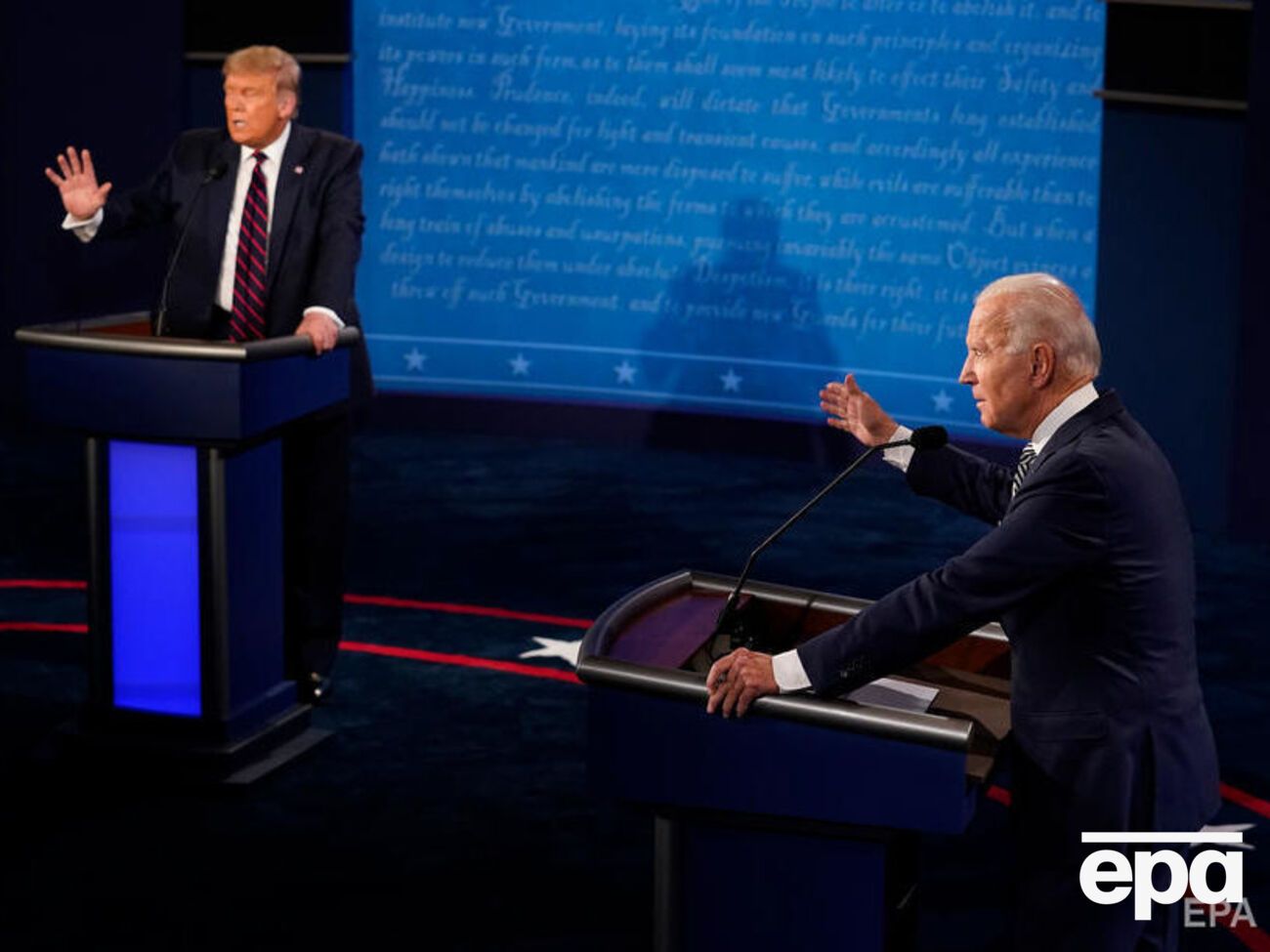 Байден (праворуч) просив Трампа (зліва) помовчати на дебатах