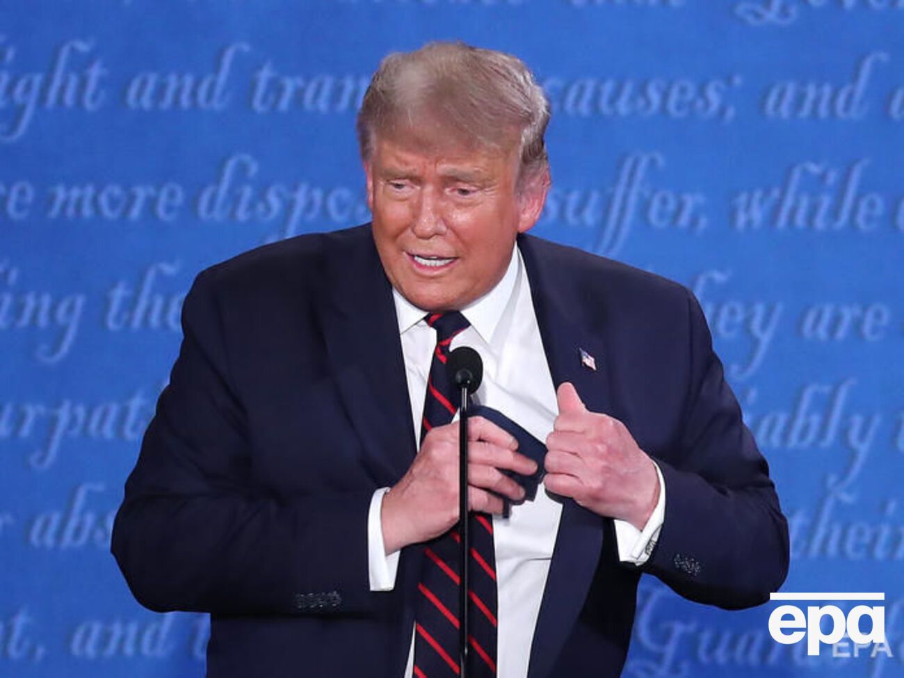 Трамп під час дебатів показав свою маску, яку носить у кишені піджака