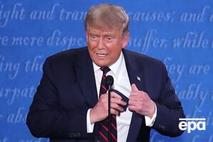 Трамп во время дебатов показал свою маску, которую носит в кармане пиджака