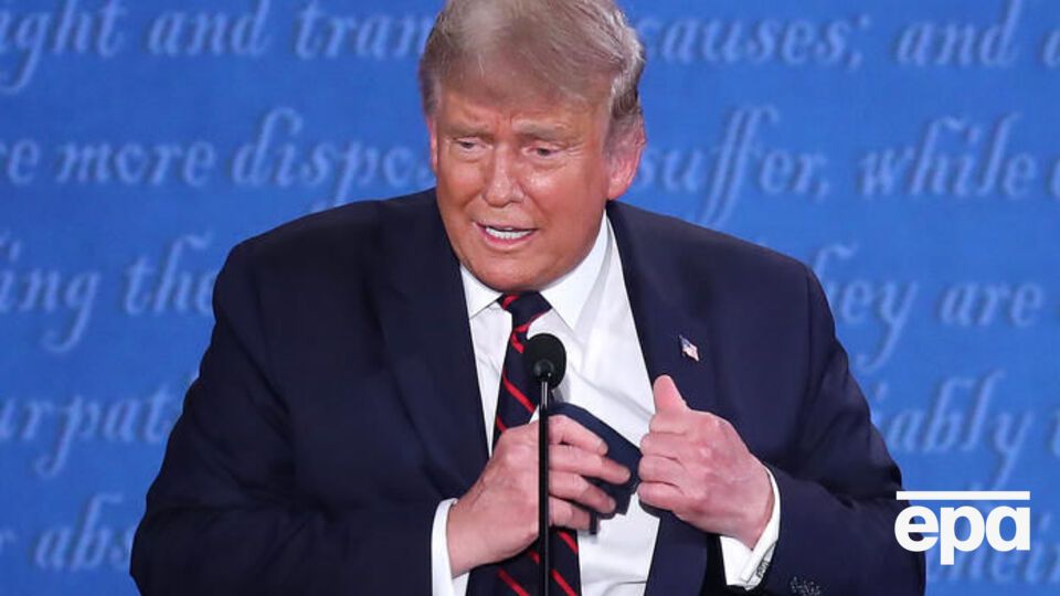 Трамп під час дебатів показав свою маску, яку носить у кишені піджака