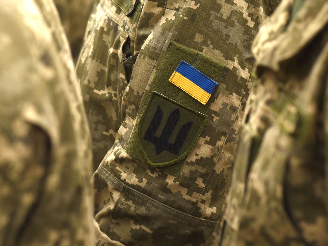 Раненого военнослужащего доставили в лечебное учреждение