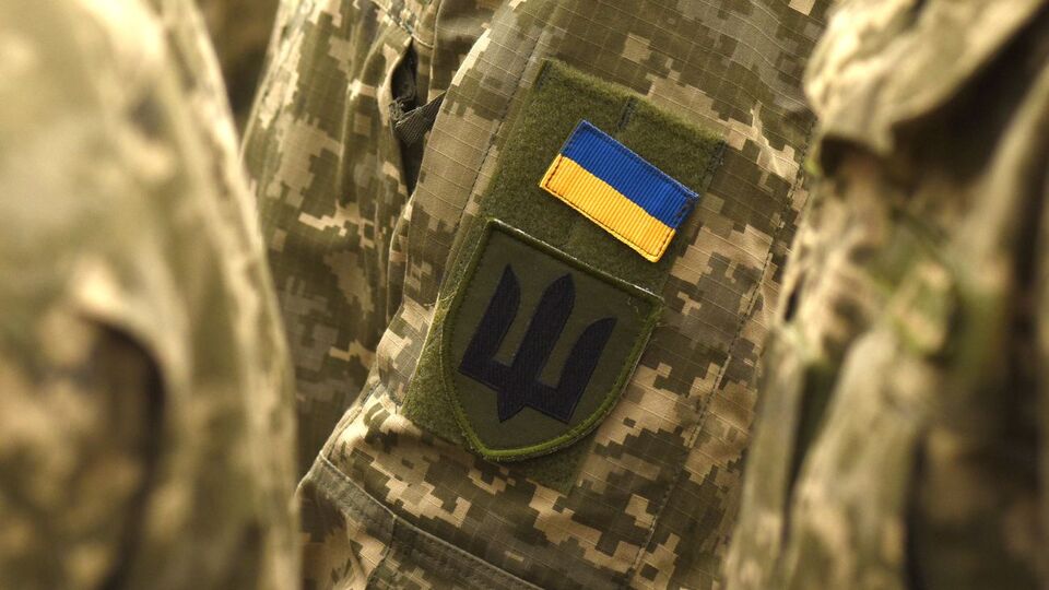 Раненого военнослужащего доставили в лечебное учреждение
