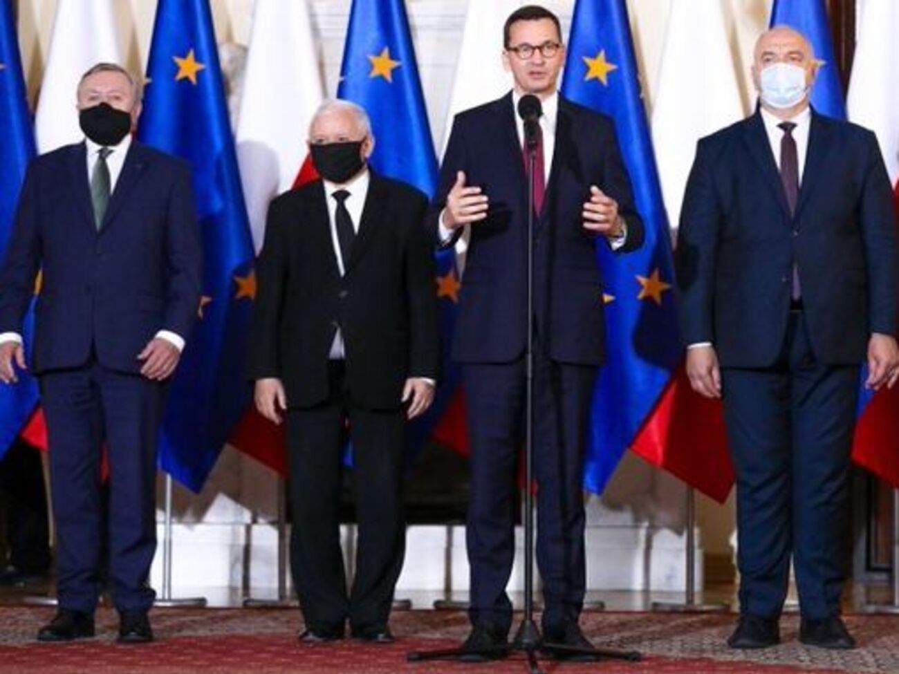 Качинський (другий ліворуч) став заступником прем'єра Моравецького (біля мікрофона)