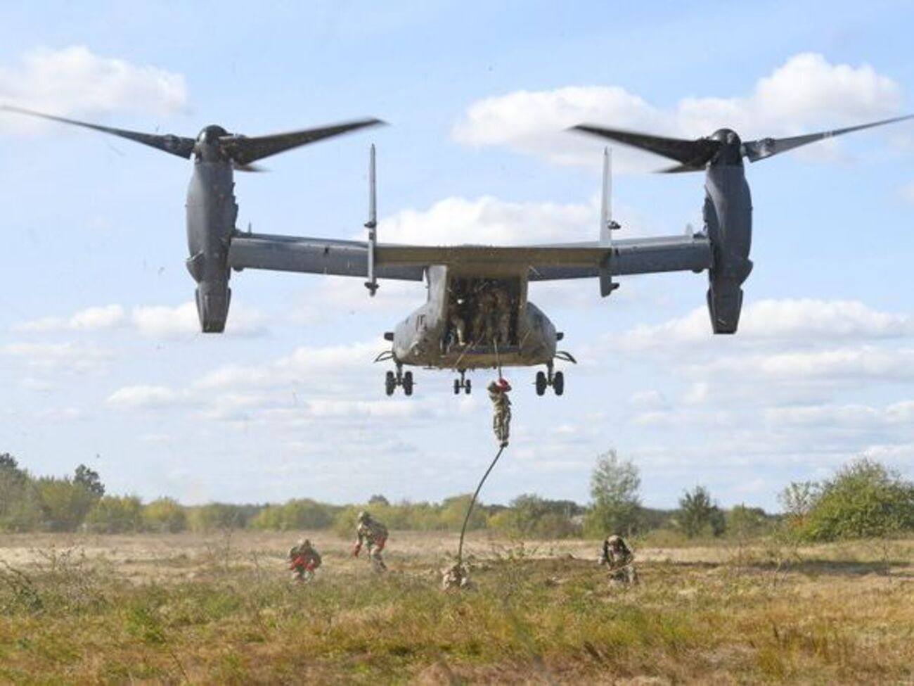 На учениях отрабатывалось десантирование с конвертопланов