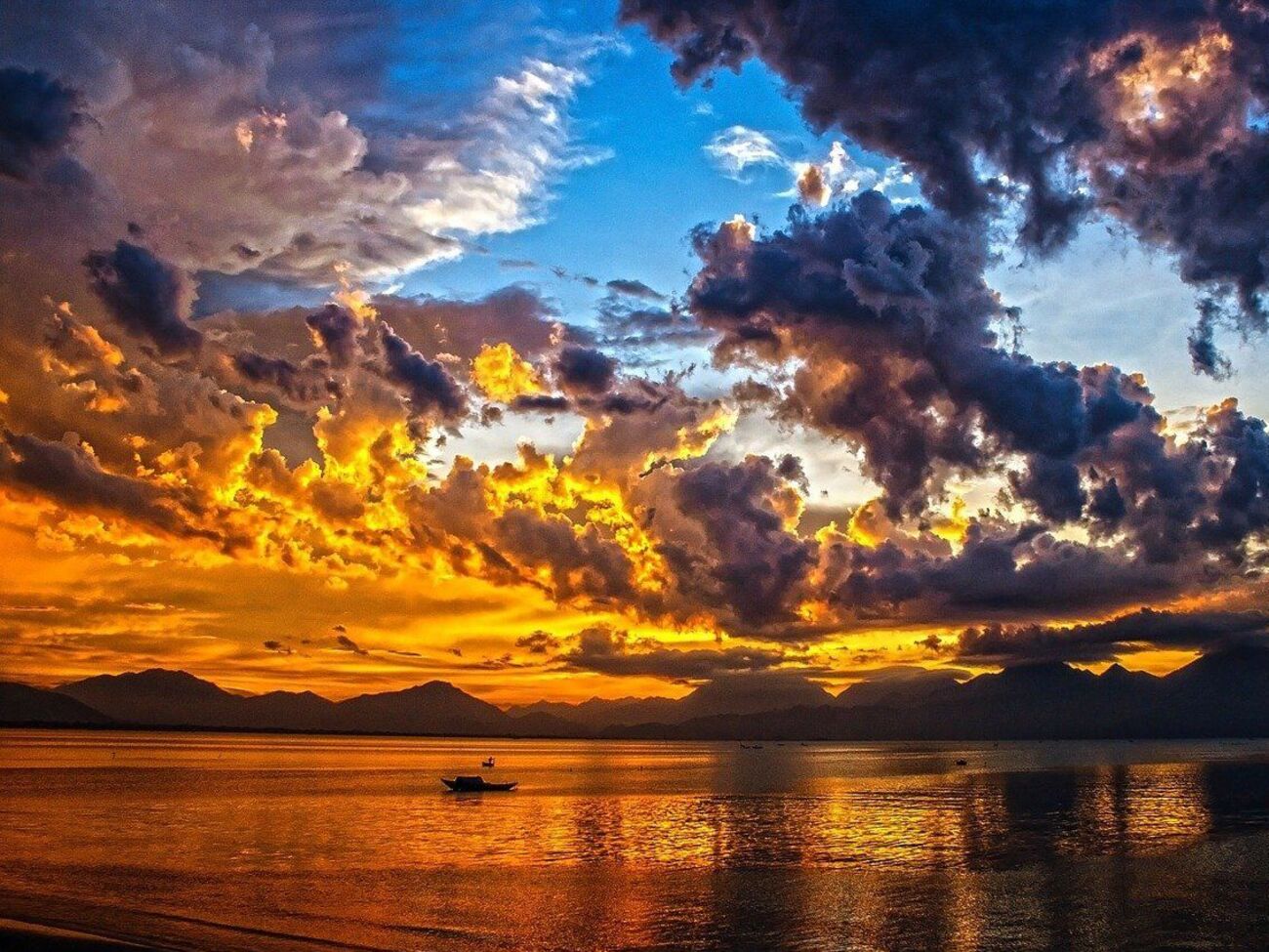 Спеціальний літак розпилює&nbsp;у хмарах хімічні реагенти, які можуть викликати дощ