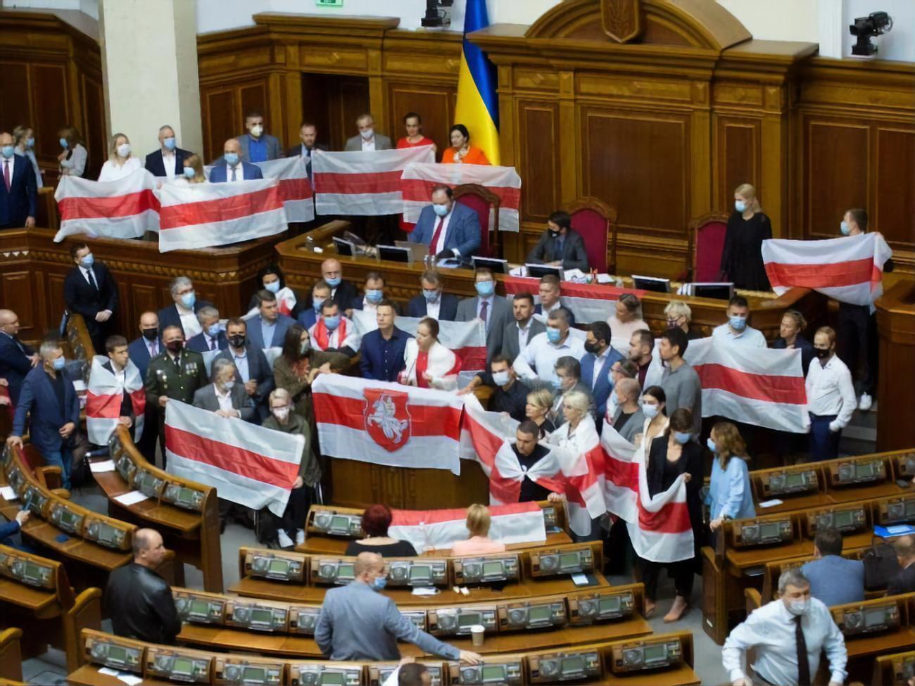 Украинские депутаты поддержали белорусский народ с бело-красно-белыми флагами