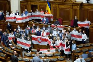 Украинские депутаты поддержали белорусский народ с бело-красно-белыми флагами