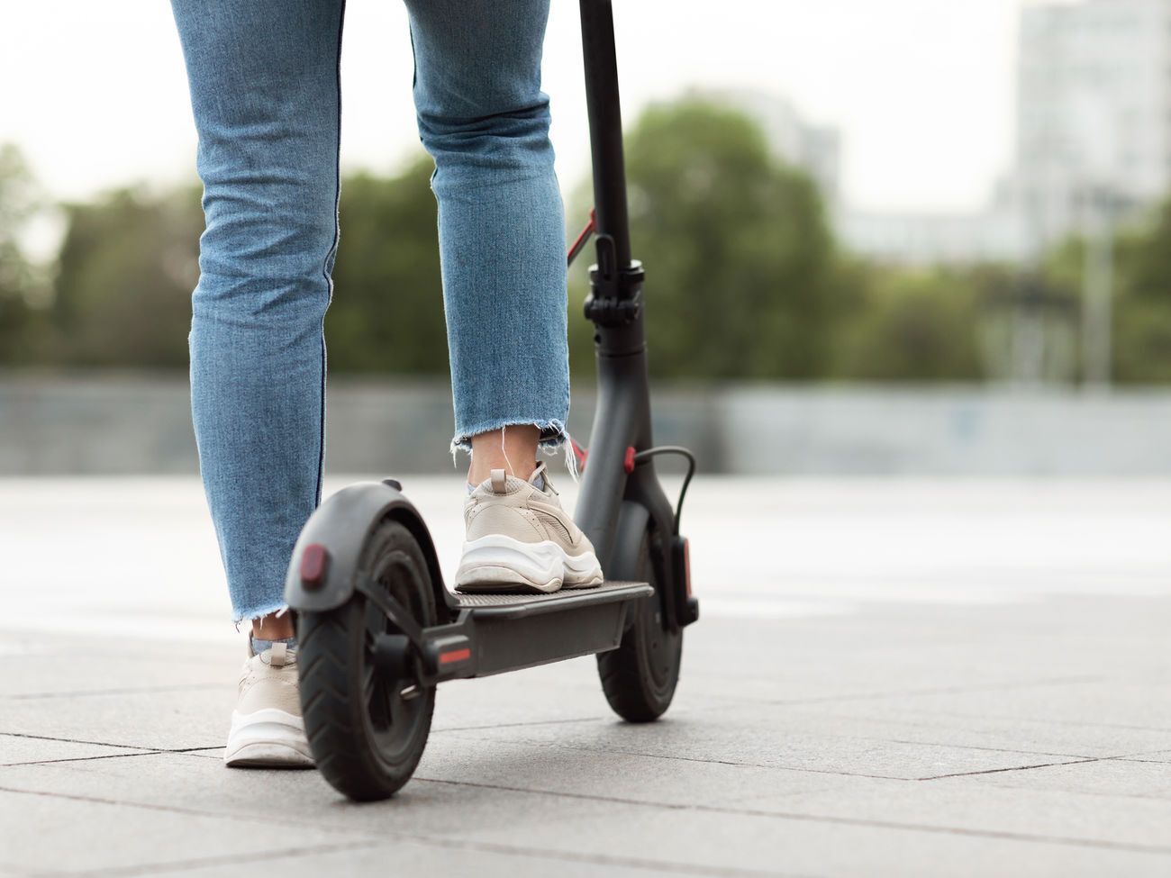 В Украине хотят запретить использовать электросамокаты на тротуарах&nbsp;