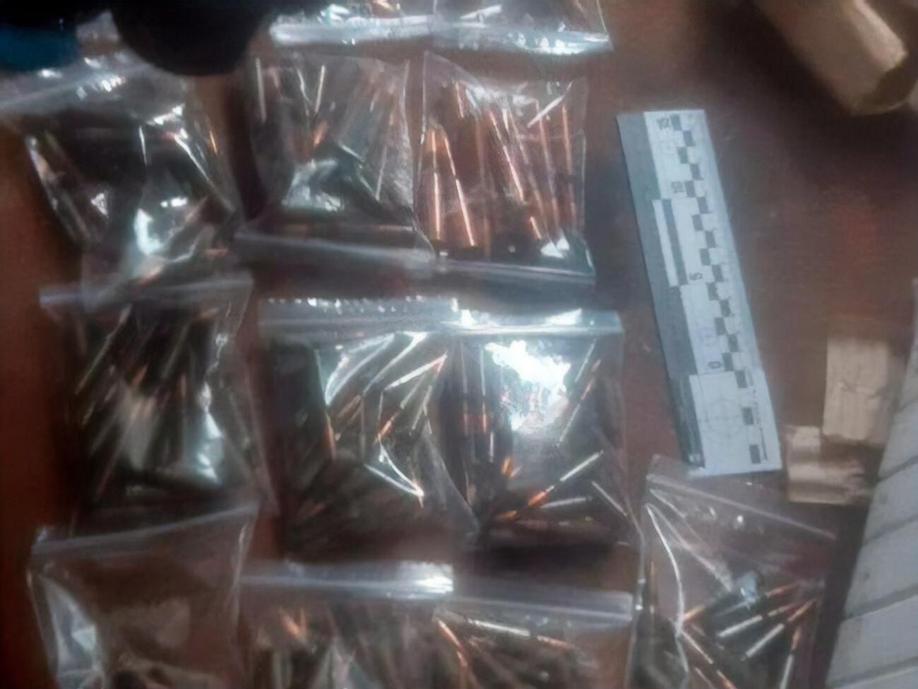 Столична пенсіонерка знайшла на власному балконі боєприпаси до автоматичної зброї