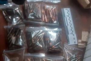 Столична пенсіонерка знайшла на власному балконі боєприпаси до автоматичної зброї