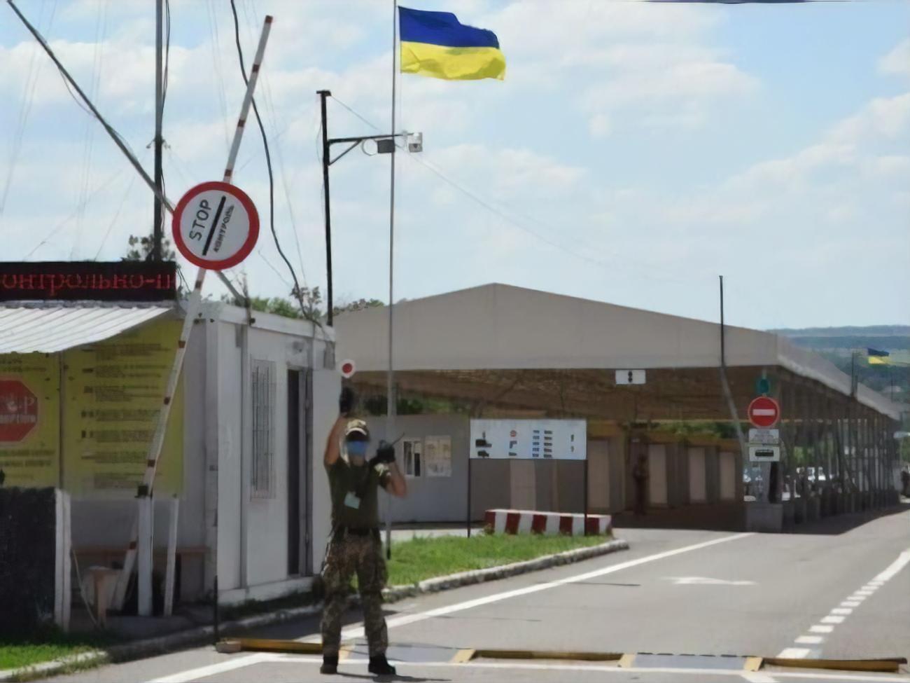 Через КПВВ "Новотроїцьке" цього тижня пройшло 10 вантажних автомобілів із гуманітарним вантажем для ОРДЛО