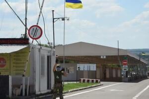 Через КПВВ "Новотроїцьке" цього тижня пройшло 10 вантажних автомобілів із гуманітарним вантажем для ОРДЛО