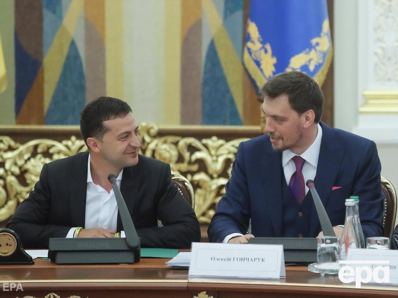 Гончарук (праворуч) про Зеленського: Це неправда, що він &ndash; маріонетка, але вплив олігархів є, це очевидно