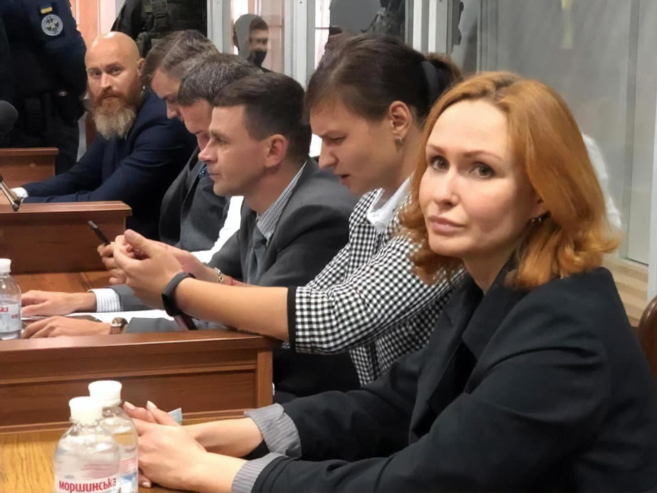 Обвиняемые Кузьменко (справа) и Дугарь (вторая справа) и их адвокаты на заседании суда по отбору присяжных