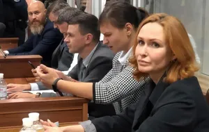 Обвинувачені Кузьменко (праворуч) і Дугарь (друга праворуч) та їхні адвокати на засіданні суду з добору присяжних